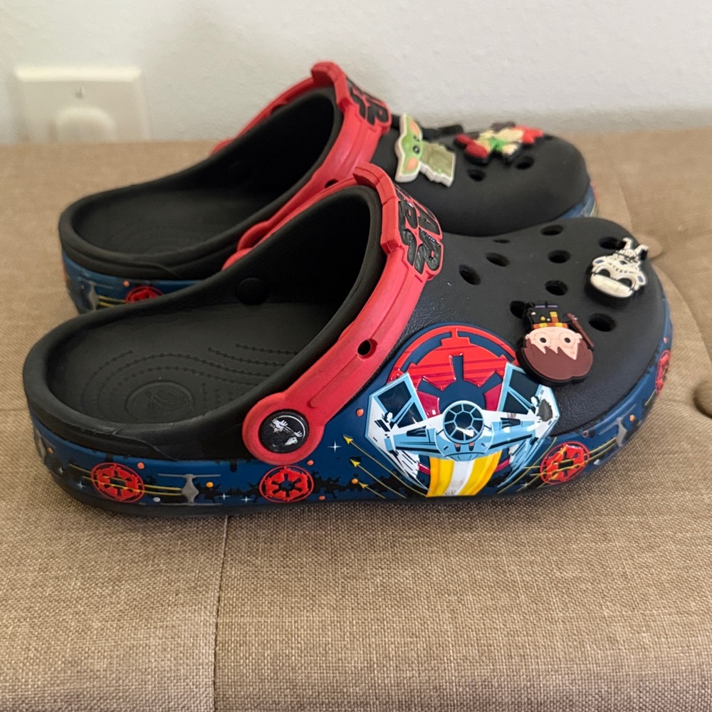 CROCS Kids Black & Red Star Wars Clog Sandals with Character Jibbitz size 2 - Picture 3 of 8